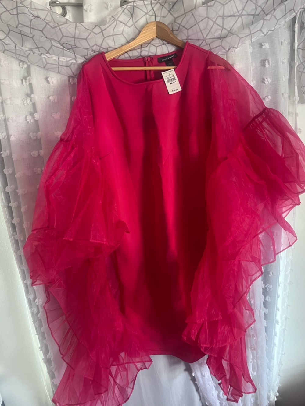 The pink midi dress is the statement piece!💓